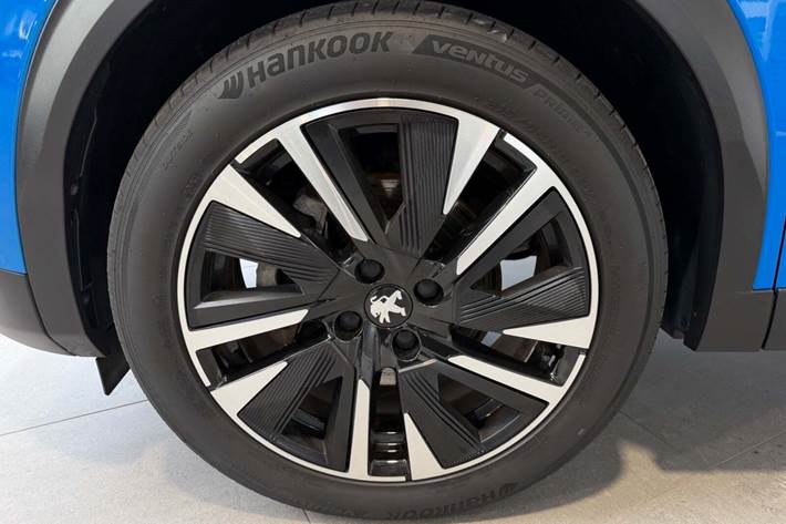 Blå Peugeot e-2008 fra 2021