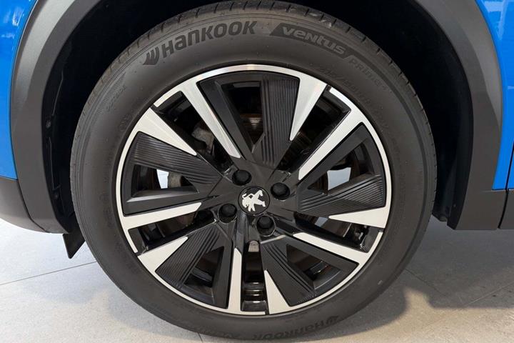 Blå Peugeot e-2008 fra 2021
