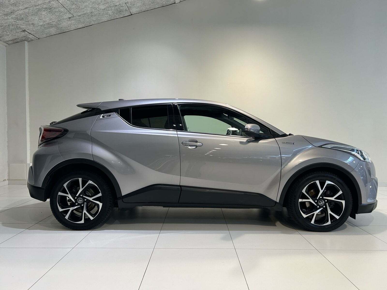 Toyota C-HR 1,8 Hybrid Selected CVT