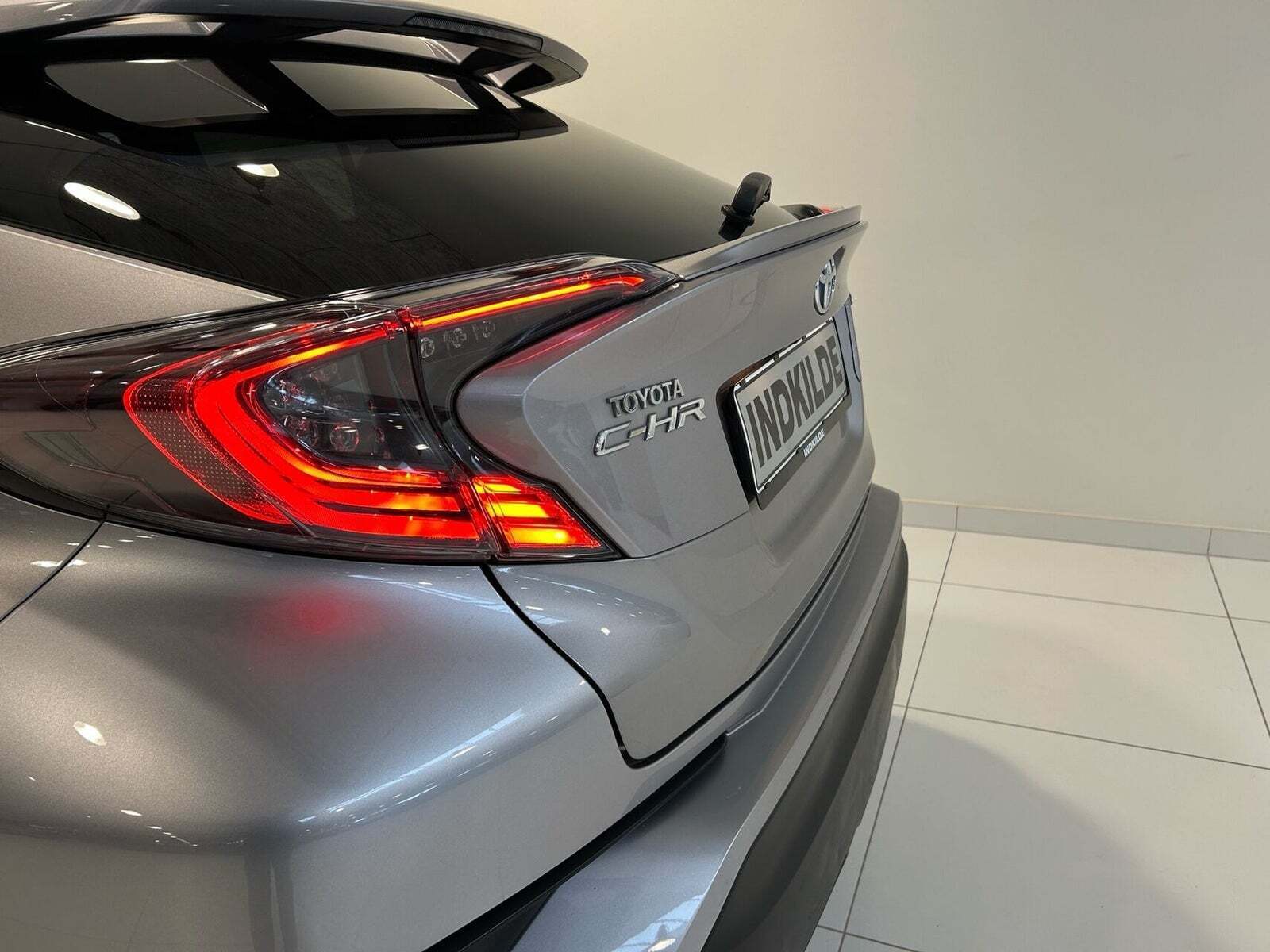 Grå Toyota C-HR fra 2019