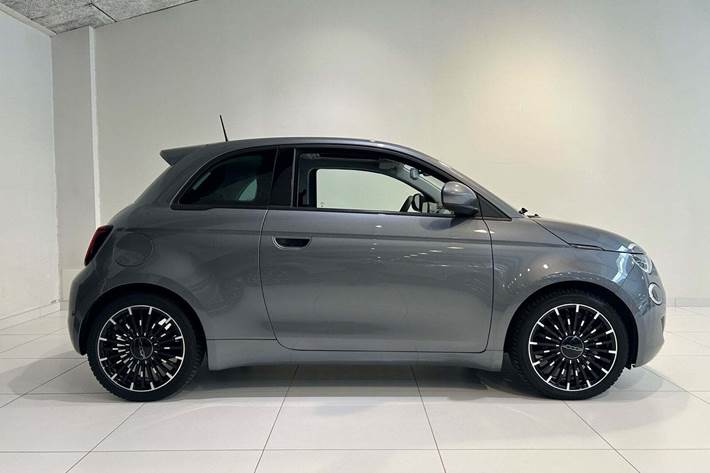 Grå Fiat 500e fra 2021