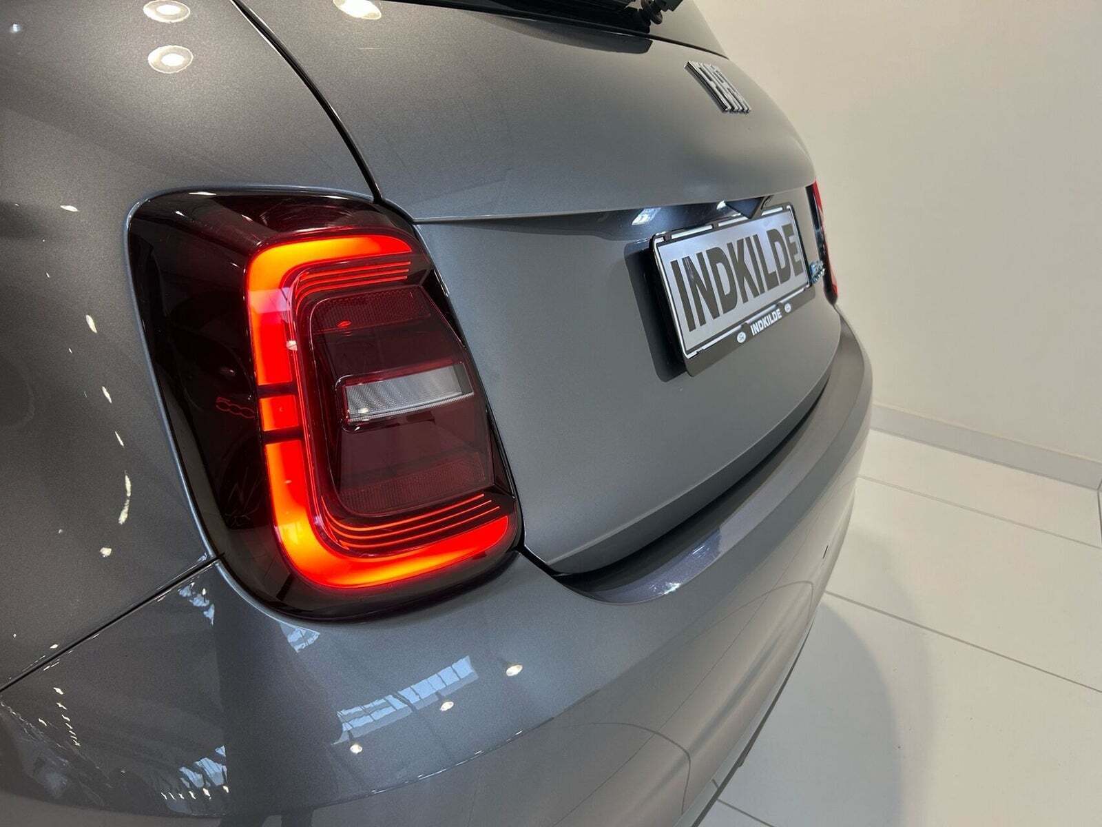 Grå Fiat 500e fra 2021