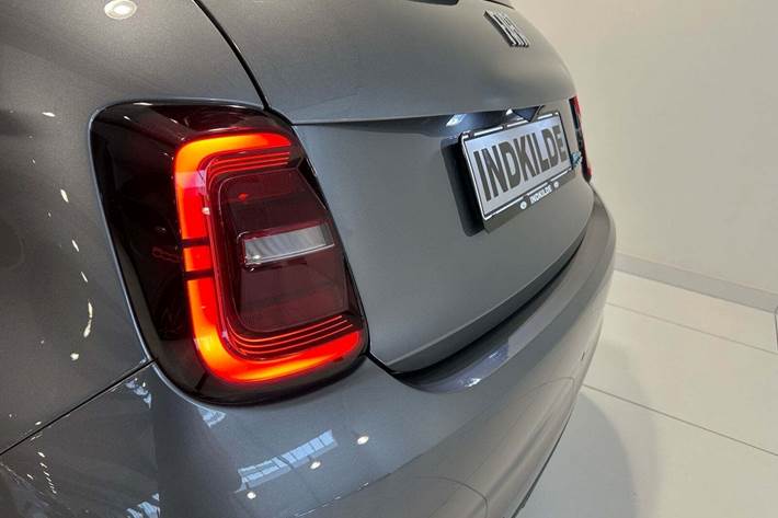 Grå Fiat 500e fra 2021