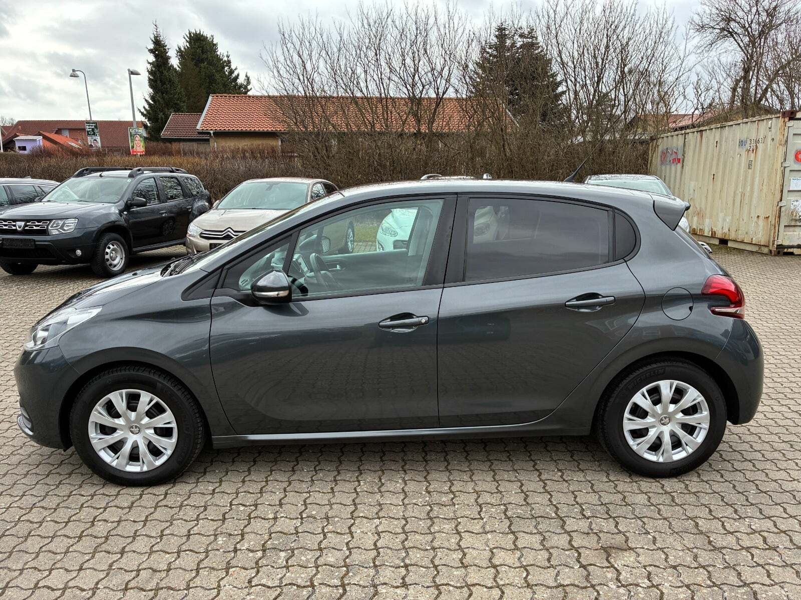 Grå Peugeot 208 fra 2016