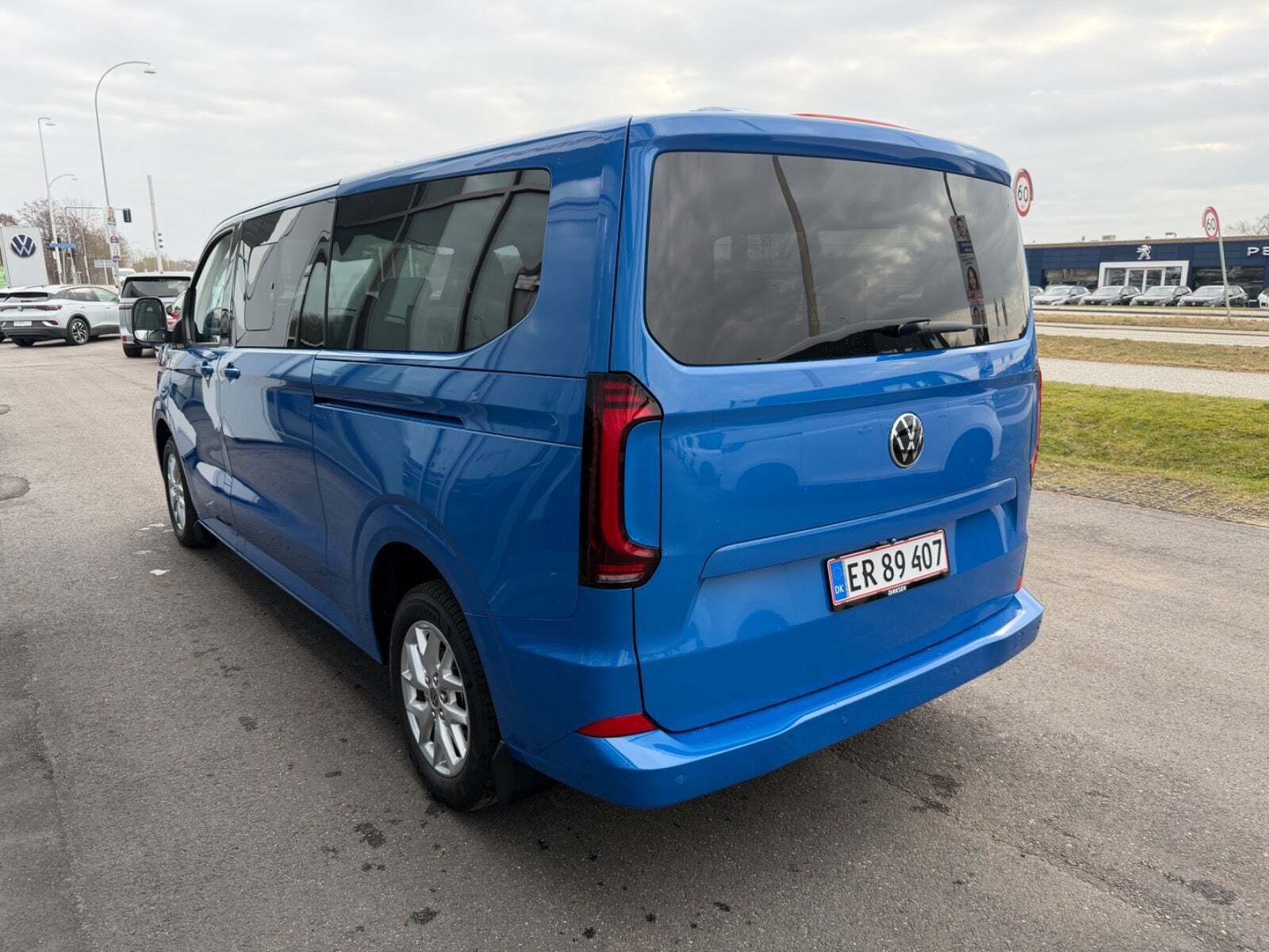 Blå VW e-Caravelle fra 2025