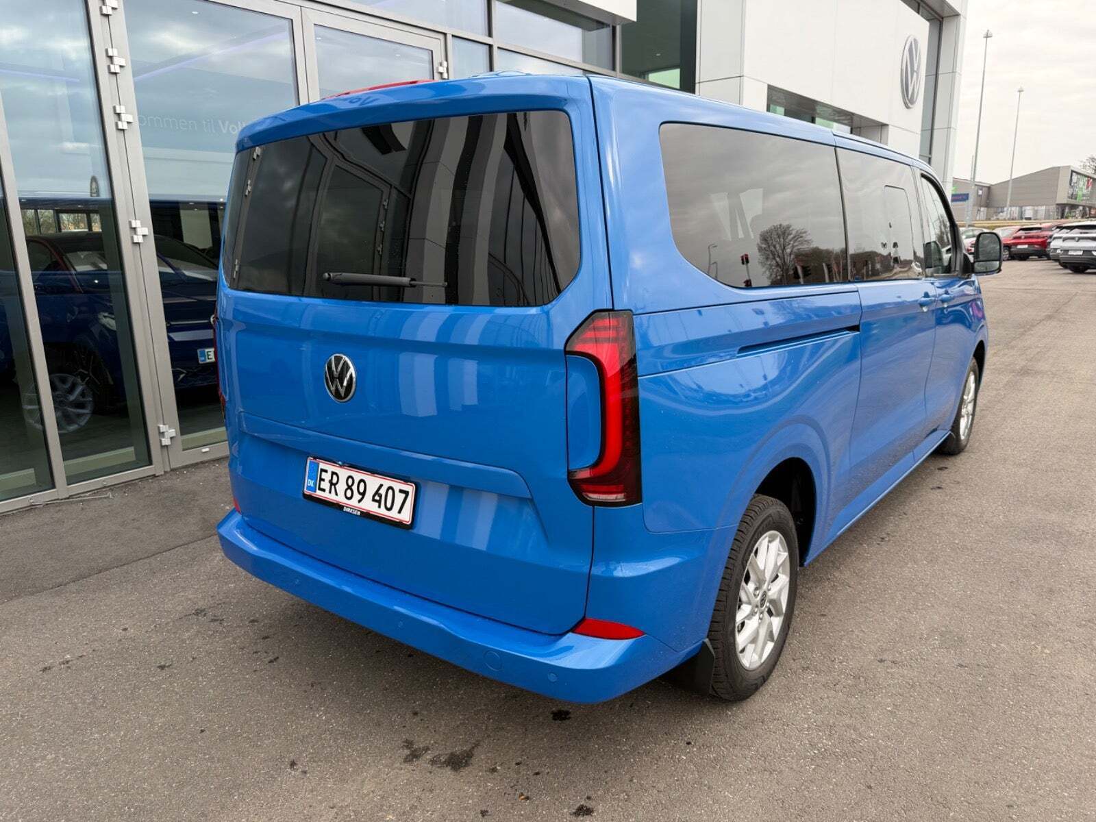 Blå VW e-Caravelle fra 2025