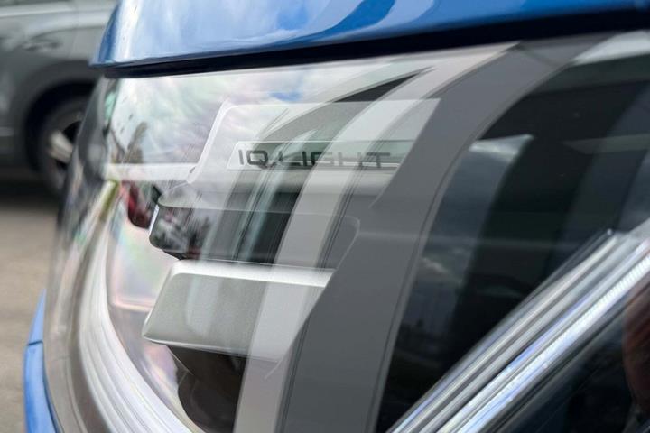 Blå VW e-Caravelle fra 2025