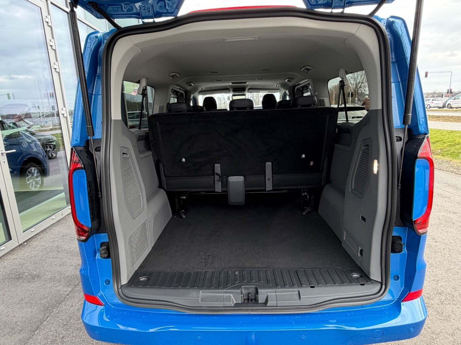 Blå VW e-Caravelle fra 2025