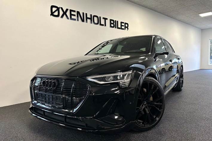 Sort Audi e-tron fra 2021 set udefra