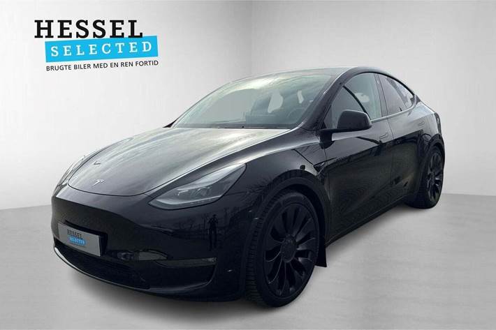 Sort Tesla Model Y fra 2023 set udefra
