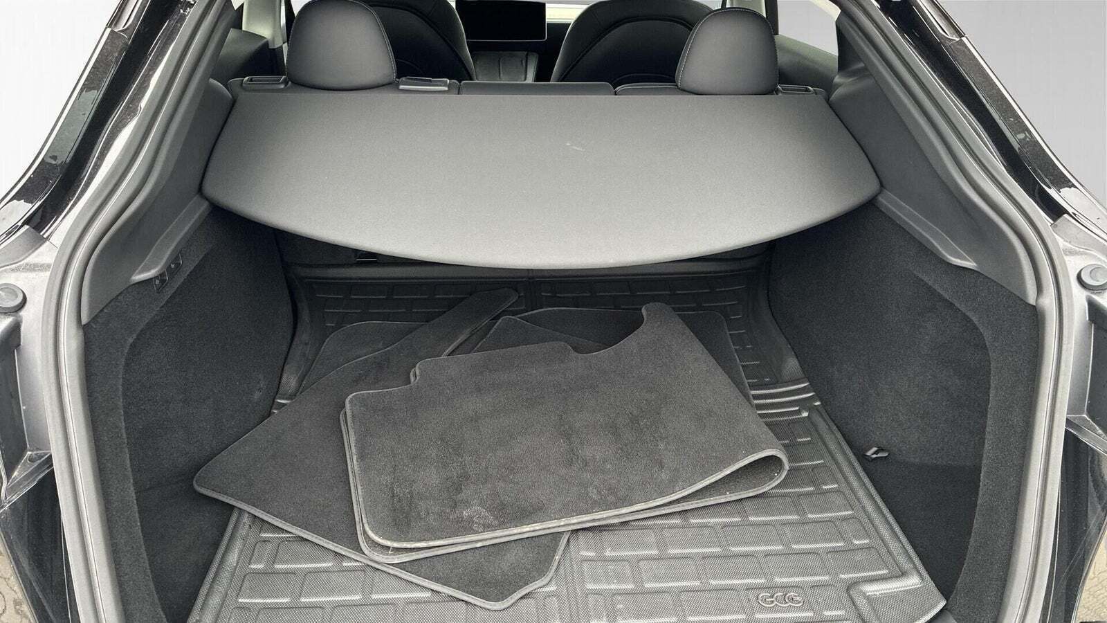 Sort Tesla Model Y fra 2023