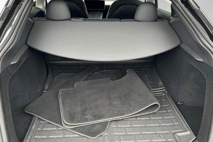 Sort Tesla Model Y fra 2023