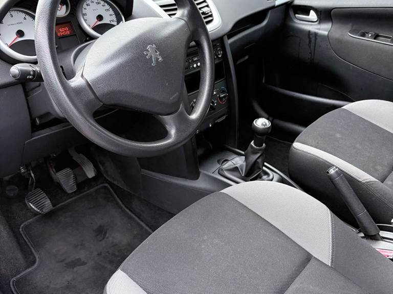 Peugeot 207 1,6 HDI 90HK 5D