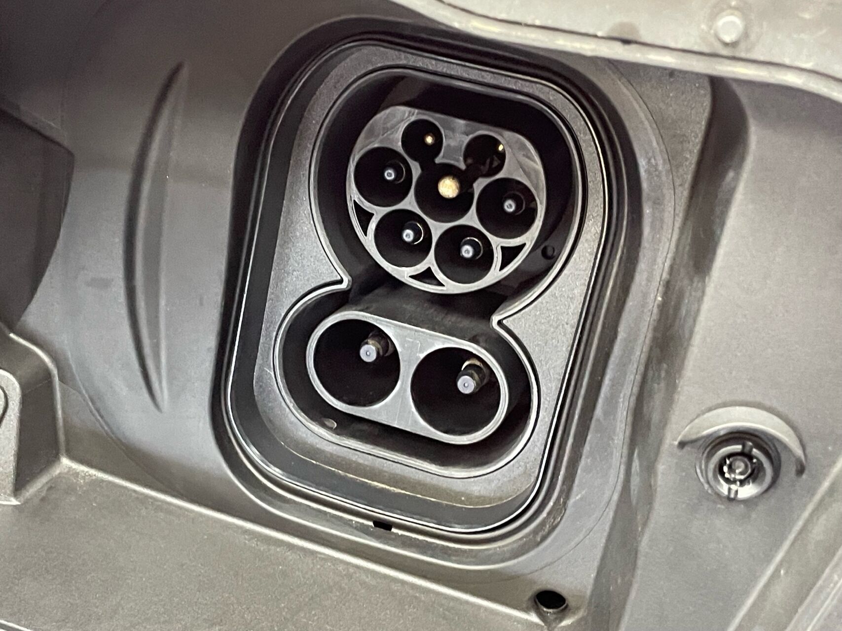 Rød Opel Mokka-e fra 2024