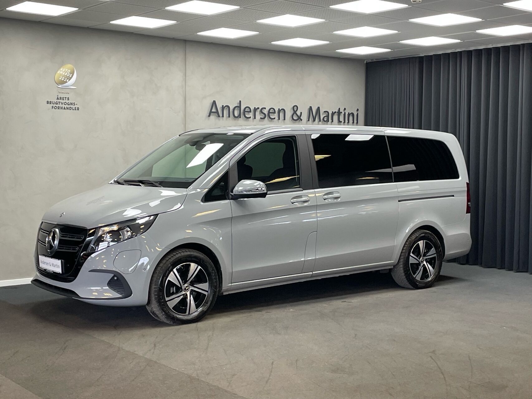 Grå Mercedes EQV 300 fra 2024