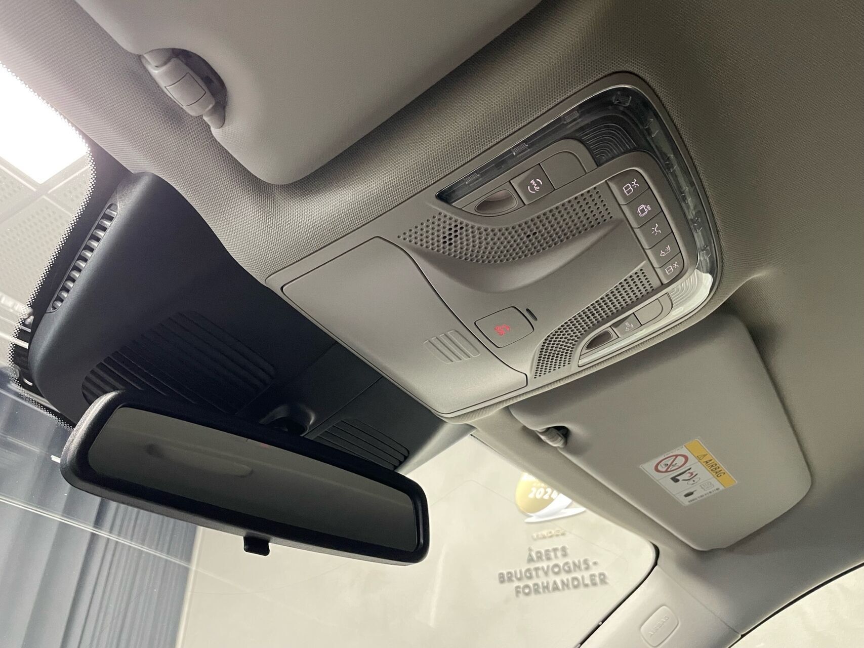 Grå Mercedes EQV 300 fra 2024