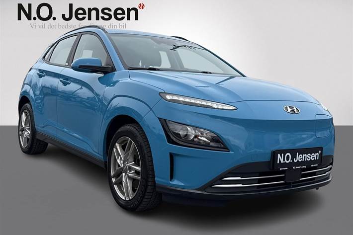 Blå Hyundai Kona fra 2022 set udefra