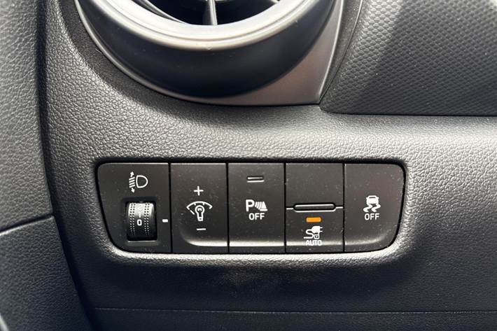 Blå Hyundai Kona fra 2022