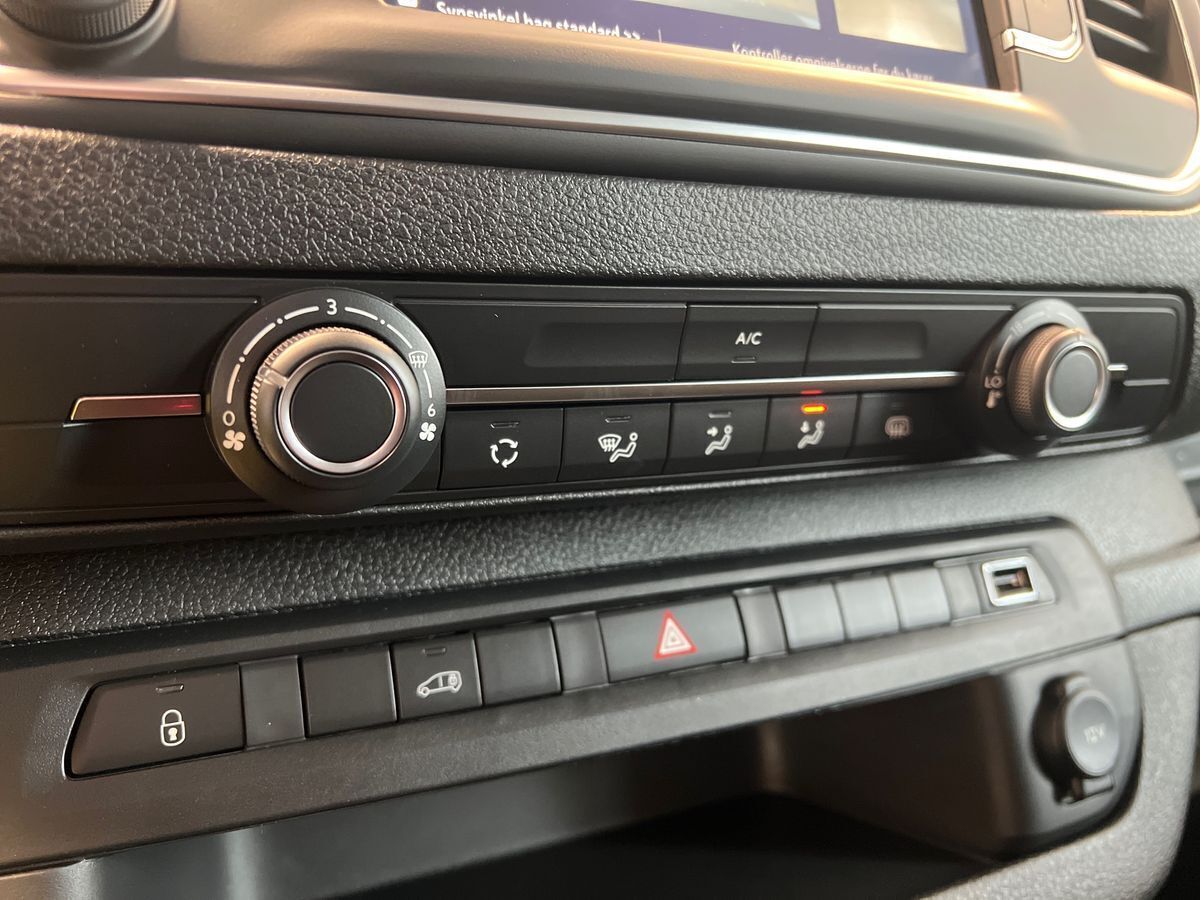 Grå Opel Vivaro-e fra 2024