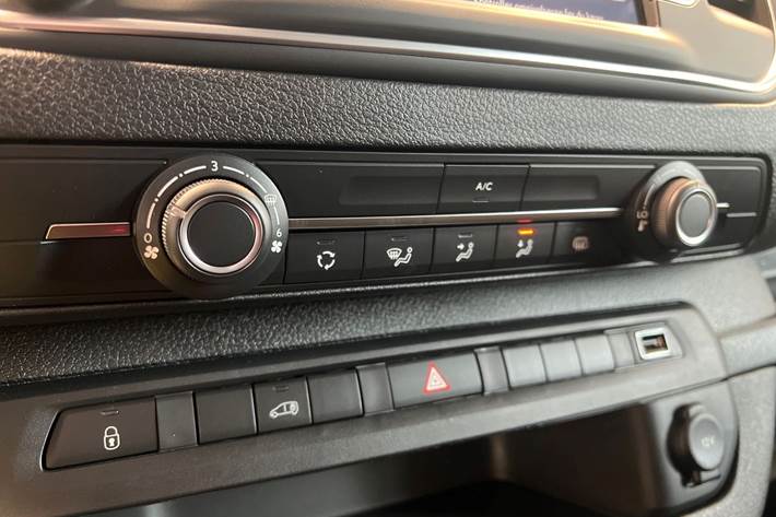 Grå Opel Vivaro-e fra 2024