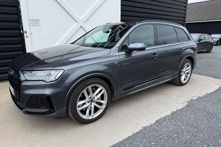 Grå Audi Q7 fra 2023