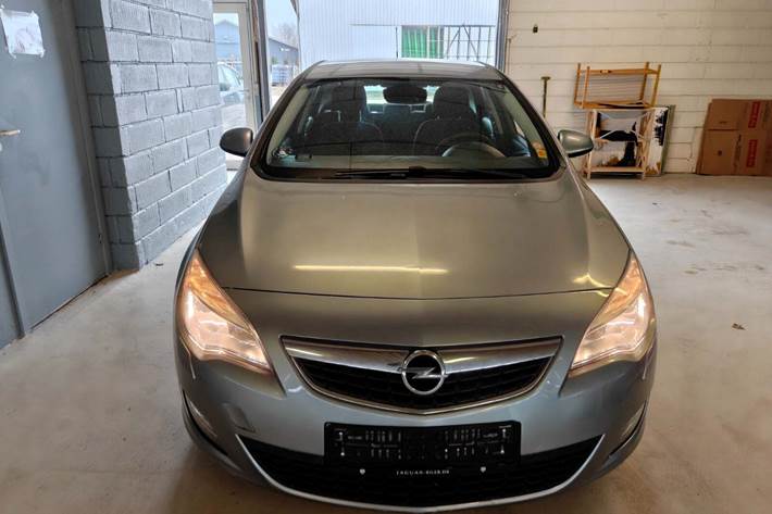 Gul Opel Astra fra 2011
