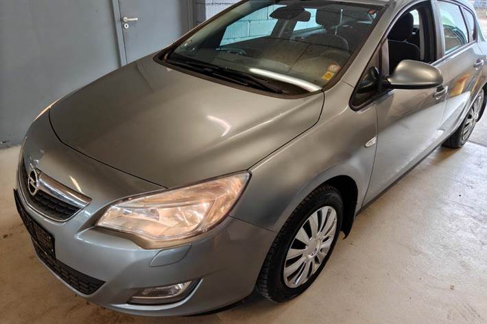 Gul Opel Astra fra 2011