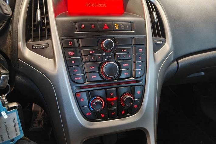 Gul Opel Astra fra 2011