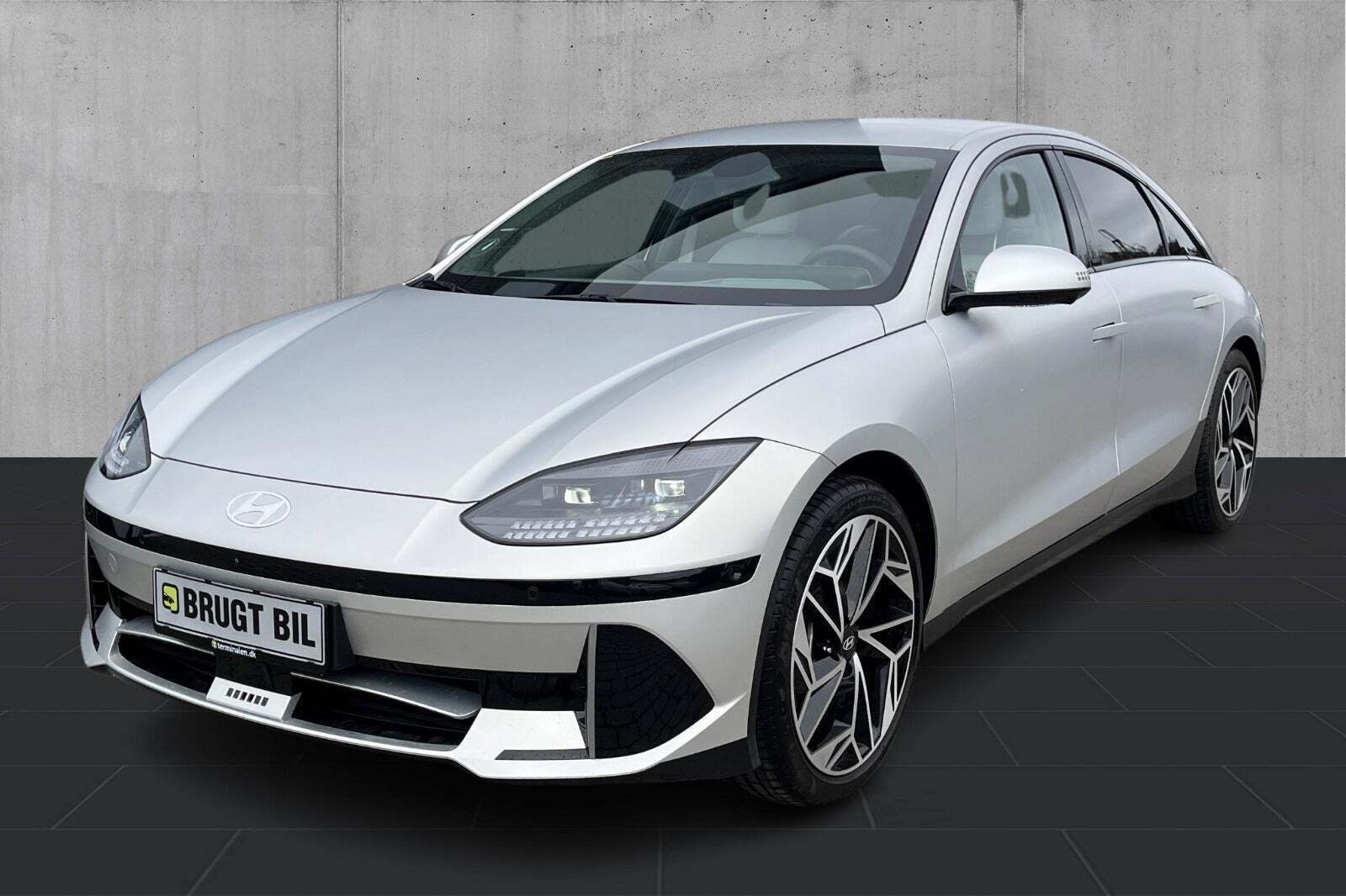 Sølv Hyundai Ioniq 6 fra 2025 set udefra