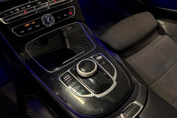 Grå Mercedes E220 d fra 2017