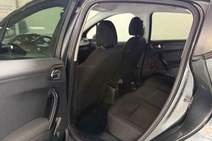 Grå Peugeot 208 fra 2017