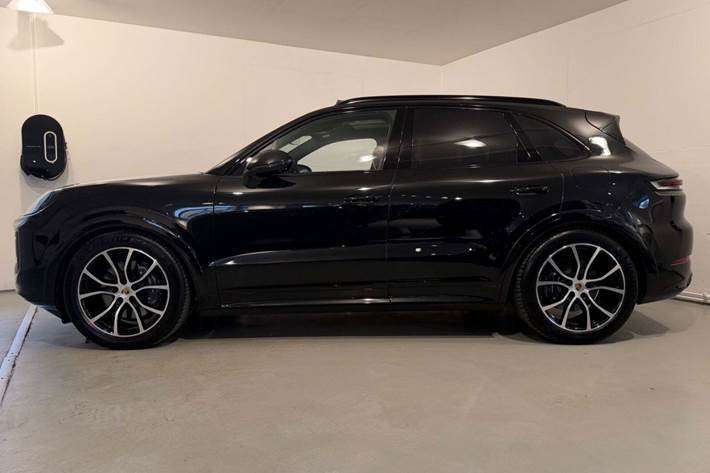 Sort Porsche Cayenne fra 2024