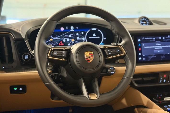 Sort Porsche Cayenne fra 2024