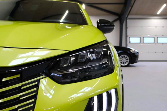 Gul Peugeot e-208 fra 2024