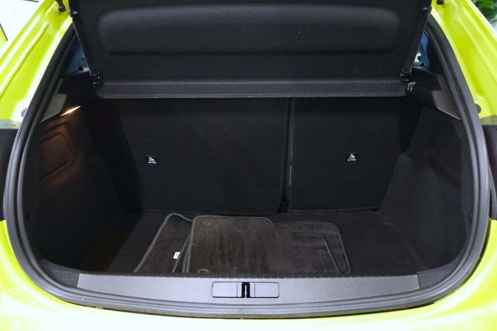 Gul Peugeot e-208 fra 2024