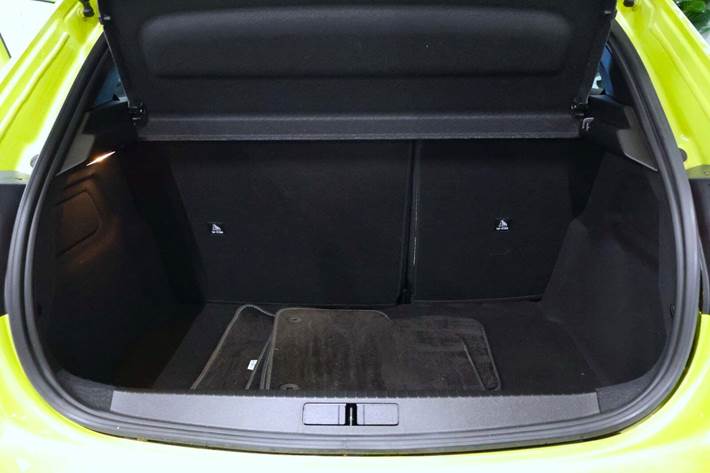 Gul Peugeot e-208 fra 2024