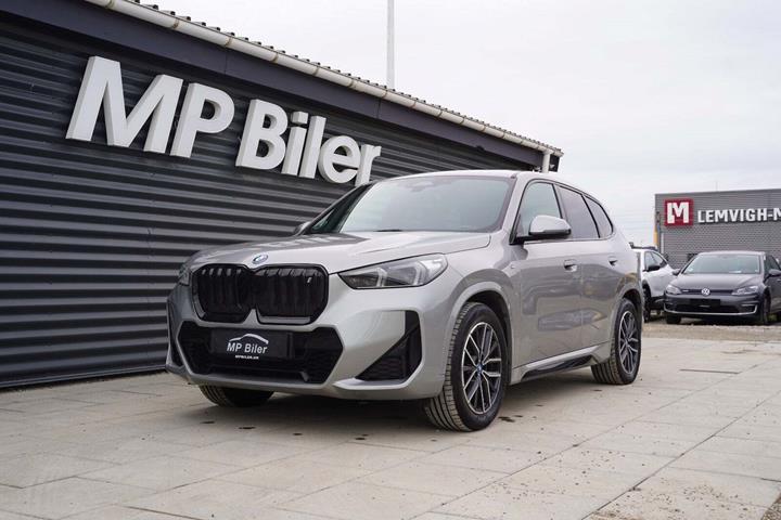 Sølv BMW iX1 fra 2023 set udefra