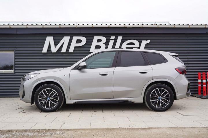 Sølv BMW iX1 fra 2023