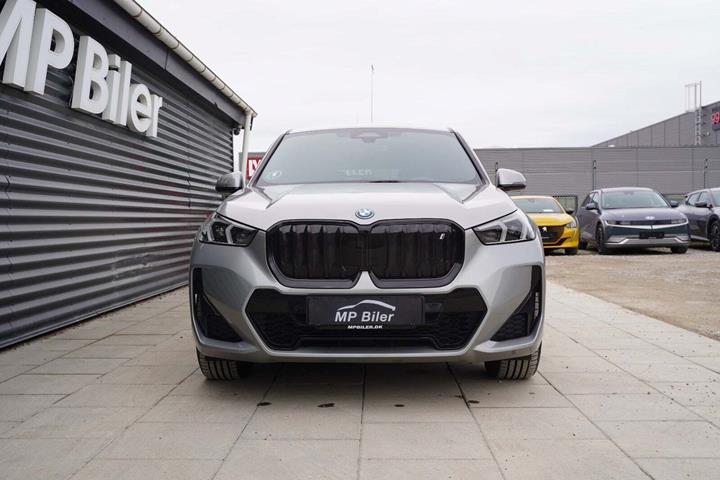 Sølv BMW iX1 fra 2023