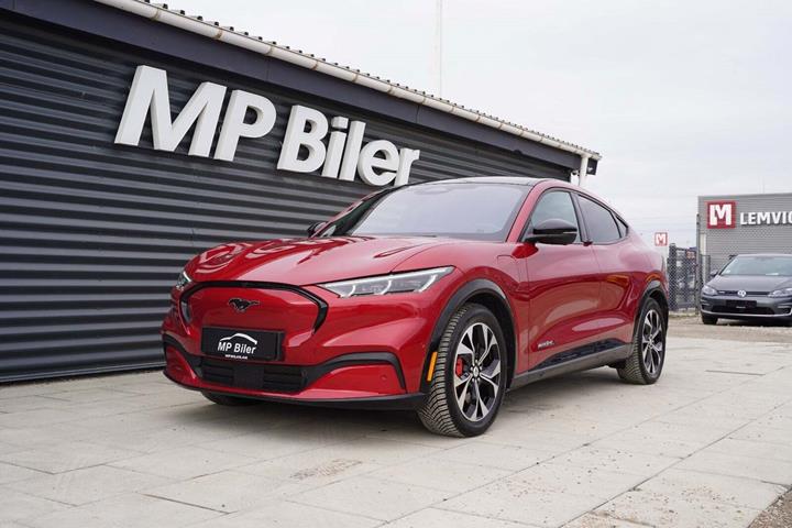 Rød Ford Mustang Mach-E fra 2024 set udefra