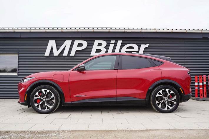 Rød Ford Mustang Mach-E fra 2024