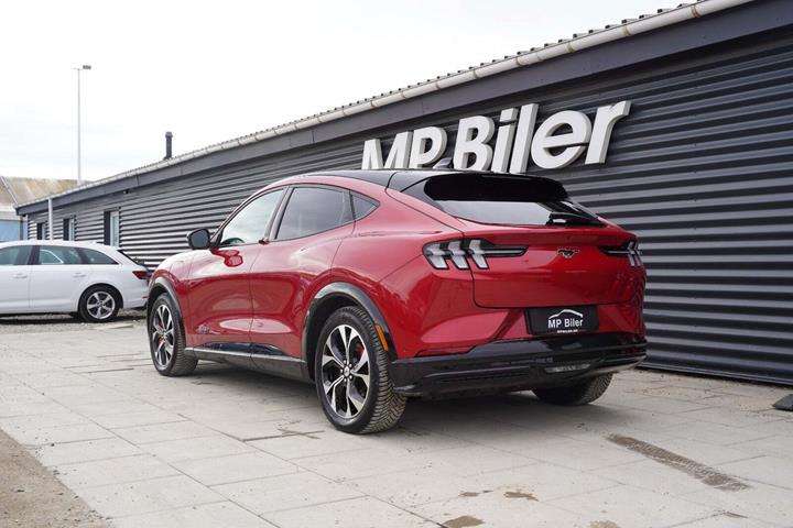 Rød Ford Mustang Mach-E fra 2024