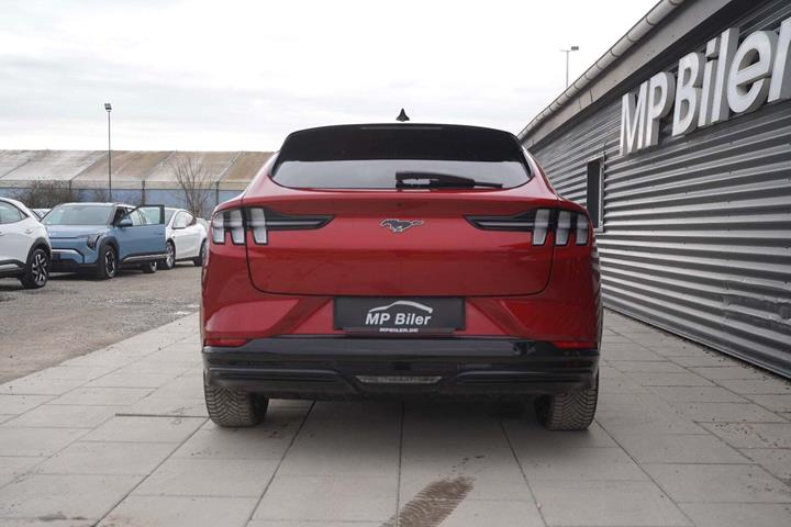 Rød Ford Mustang Mach-E fra 2024