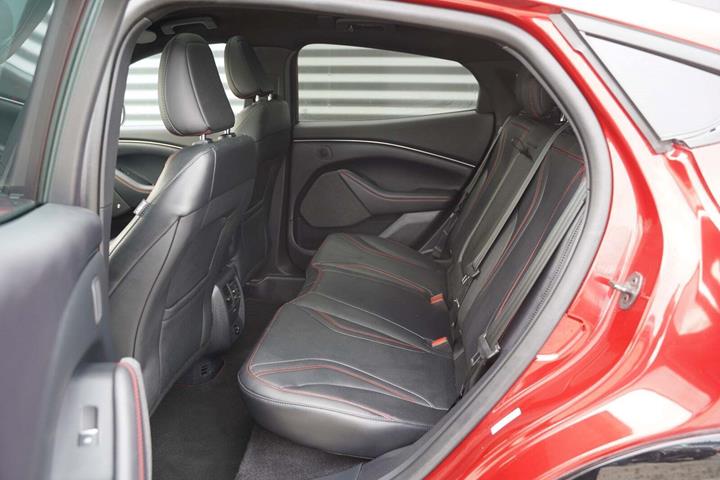 Rød Ford Mustang Mach-E fra 2024