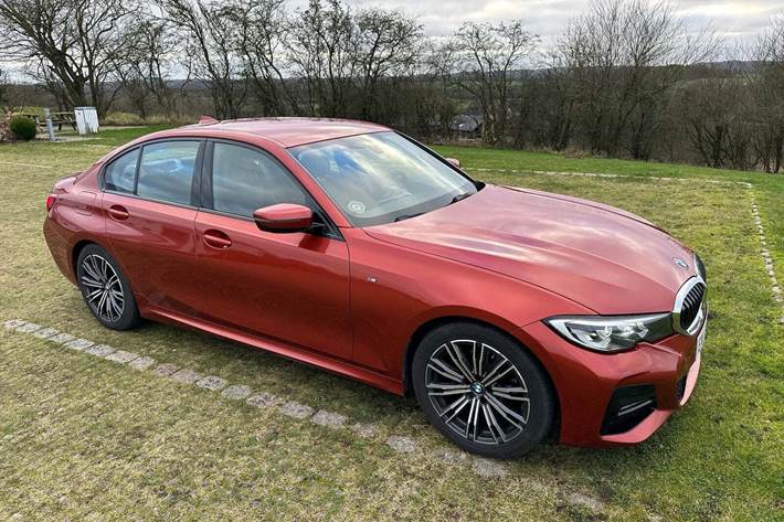 Orange BMW 320i fra 2019