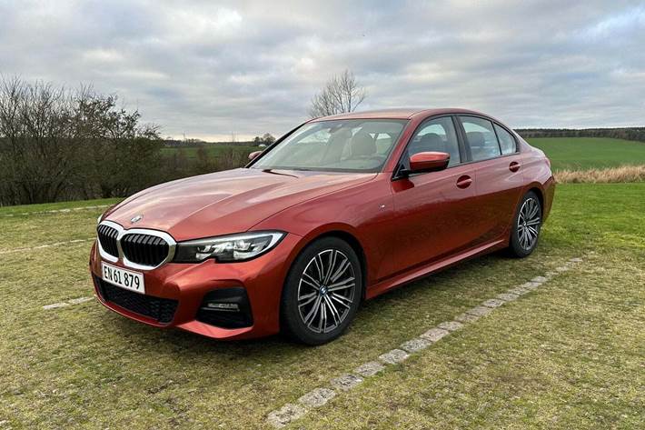 Orange BMW 320i fra 2019