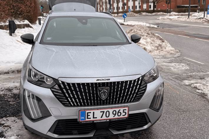 Grå Peugeot e-2008 fra 2023
