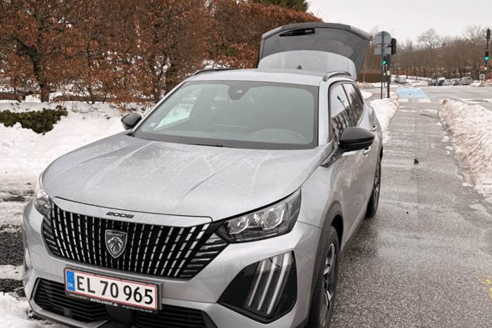 Grå Peugeot e-2008 fra 2023