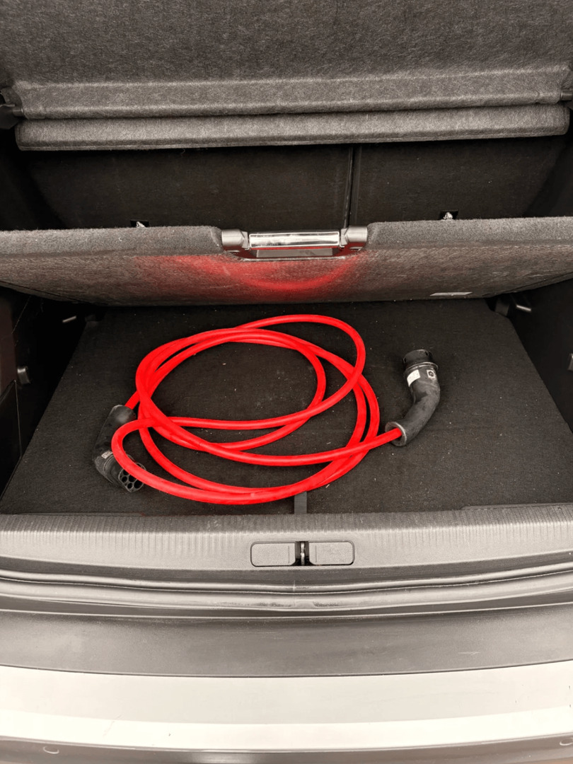 Grå Peugeot e-2008 fra 2023