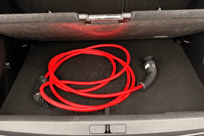 Grå Peugeot e-2008 fra 2023